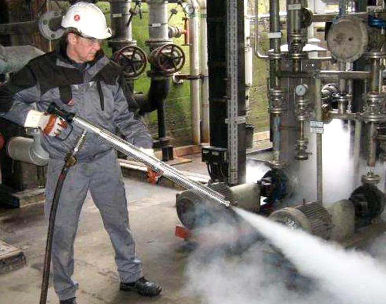 工業重油污怎么清理？高溫蒸汽發生器被用于機床油污清洗，瞬間溶解污漬！